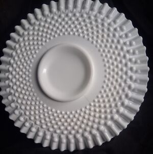 EXQUISITE VINTAGE WHITE MILK GLASS FENTON RUFFLED EDGED CAKE PLATE.